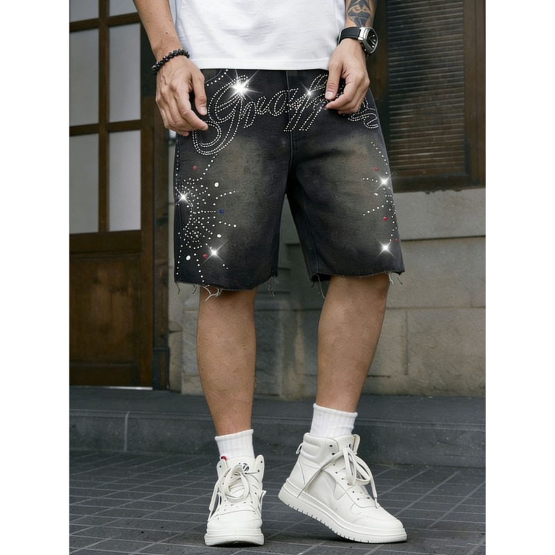 Shorts Denim Frayed - กางเกงยีนส์ขาสั้นผู้ชายสไตล์อเมริกัน ผ้าเดนิมไม่ยืด แต่งตัวอักษรประดับเพชร ขอบรุ่ย ซักฟอก ความยาวระดับเข่า